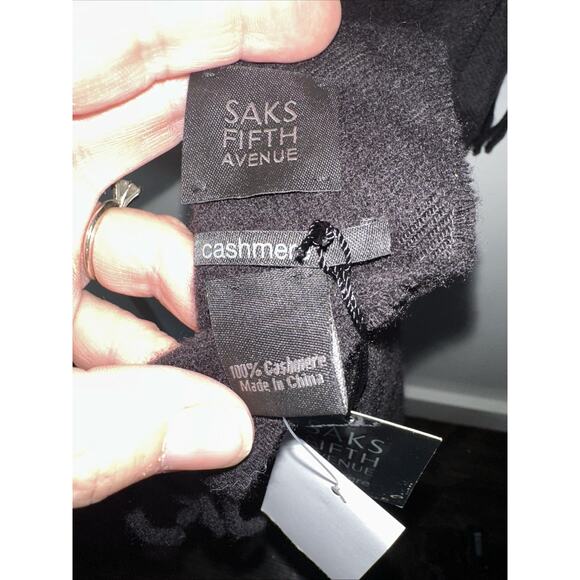 SAKS FIFTH AVENUE 100% Cashmere Black Scarf Fringe - Picture 6 of 7